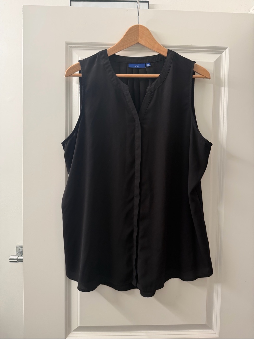 Apt. 9 Black Sleeveless V-Neck Shell Top